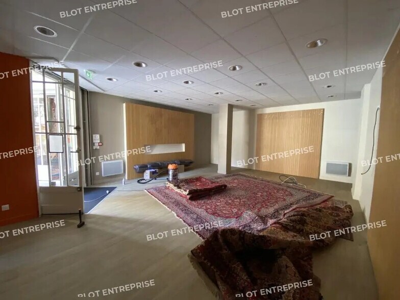 Retail in Dinard for lease - Interior Photo - Image 2 of 4