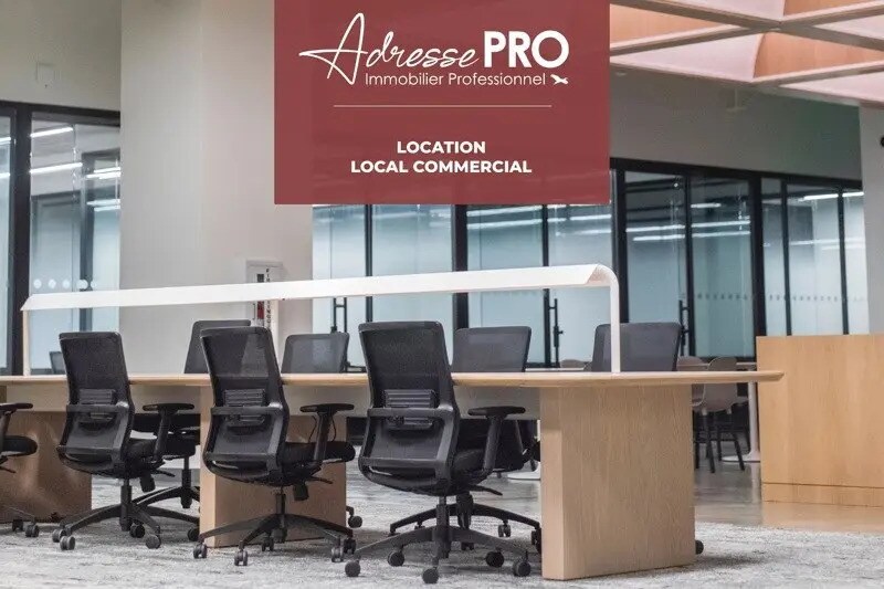 Retail in Saint-Martin-des-Champs for lease Interior Photo- Image 1 of 2