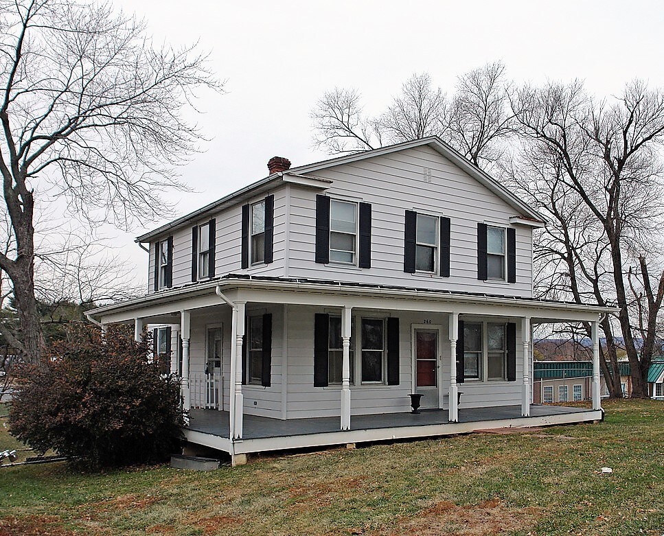 260 N Hatcher Ave, Purcellville, VA 20132