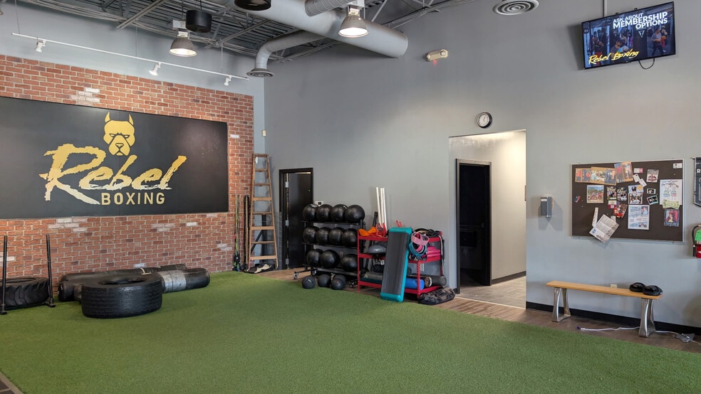 737 N Maize Rd, Wichita, KS for lease - Interior Photo - Image 2 of 7