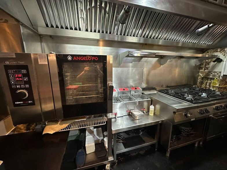 Retail in Barcelona, Barcelona for lease - Interior Photo - Image 2 of 9