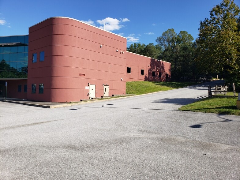 330 Lancaster Ave, Malvern, PA for lease - Building Photo - Image 2 of 2