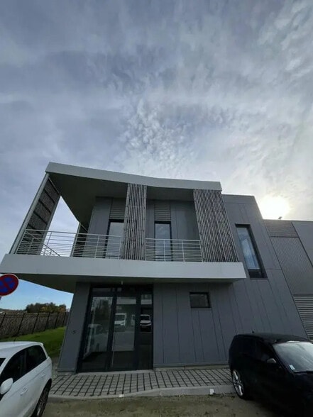 Flex in Chanteloup-en-Brie for sale - Building Photo - Image 2 of 8