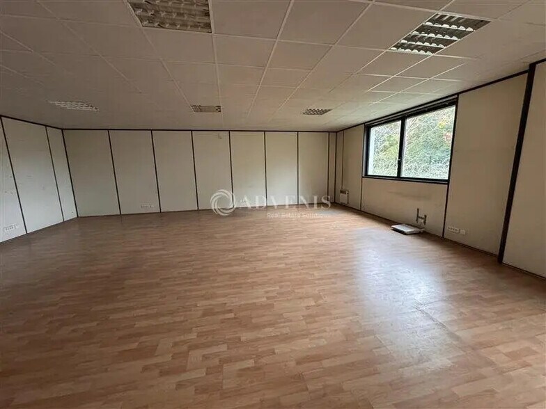 Office in Lisses for lease - Interior Photo - Image 1 of 4