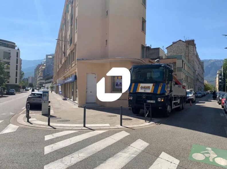 Retail in Grenoble for lease - Building Photo - Image 1 of 3