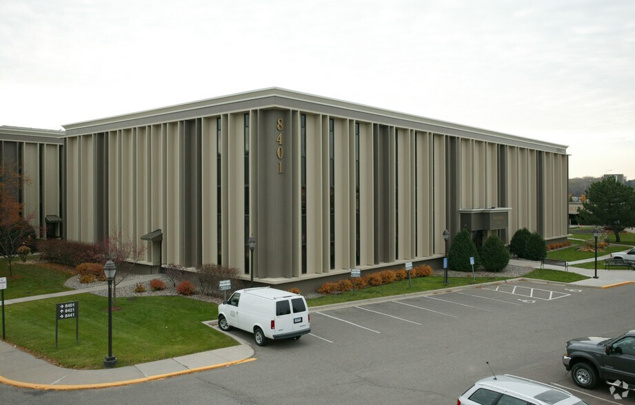 8401 Wayzata Blvd, Golden Valley, MN for lease - Building Photo - Image 2 of 5