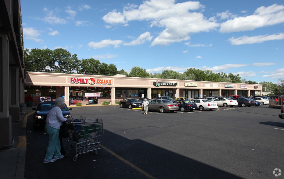 38-40 Tunxis Ave, Bloomfield, CT for lease - Building Photo - Image 2 of 15