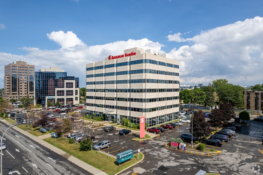 3090 Boul Le Carrefour, Laval, QC for lease - Building Photo - Image 1 of 5