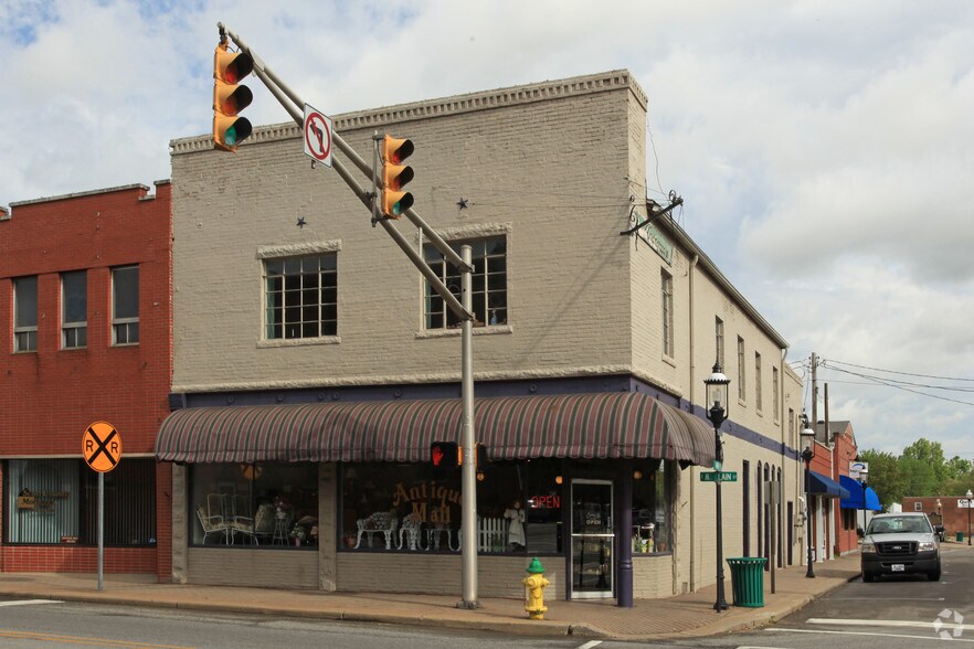 2 W McClain Ave, Scottsburg, IN for sale - Primary Photo - Image 1 of 1