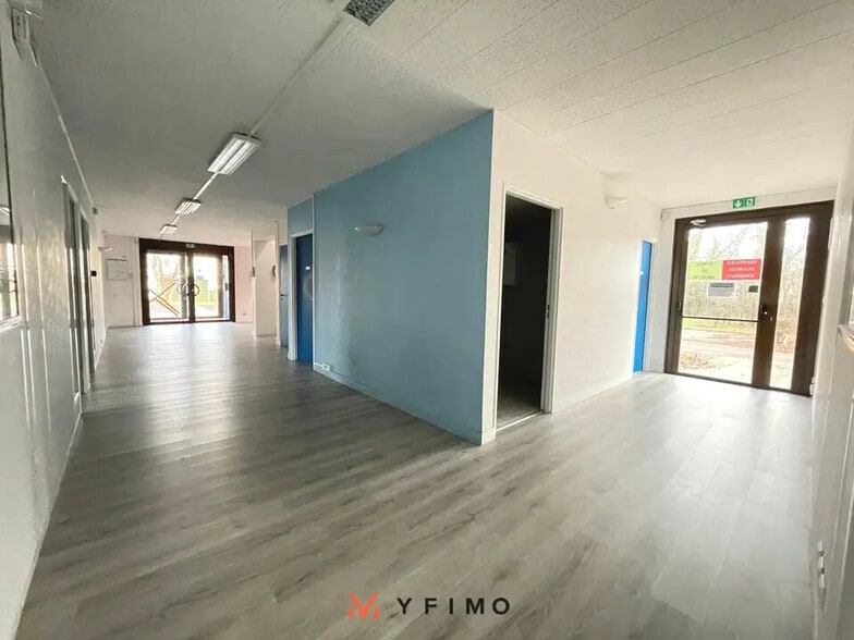 Office in Aubergenville for lease - Interior Photo - Image 3 of 10