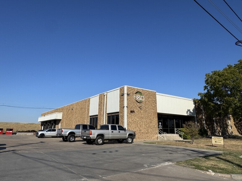1371-1373 Round Table Dr, Dallas, TX for lease - Building Photo - Image 3 of 3