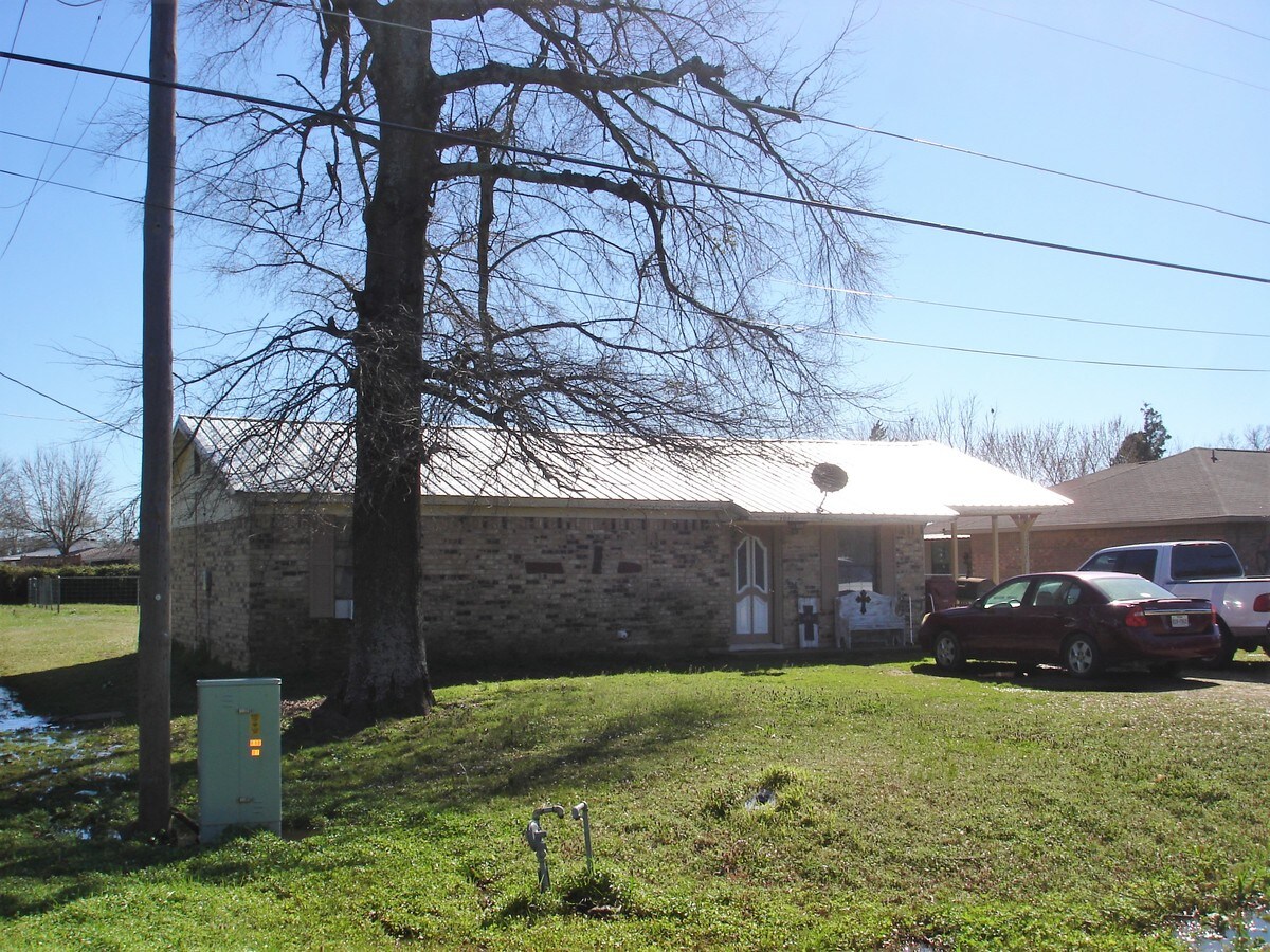 1035 W Division St, Blossom, TX 75416