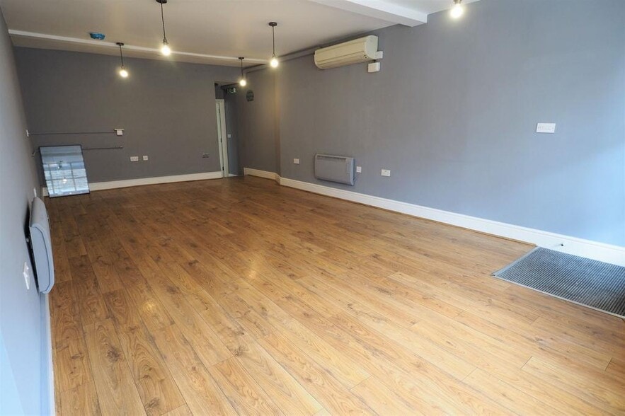 31 Market St, High Peak for lease - Building Photo - Image 3 of 11