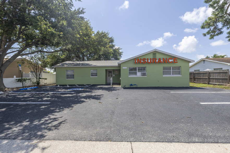 2752 66th St N, Saint Petersburg, FL for lease - Building Photo - Image 1 of 32