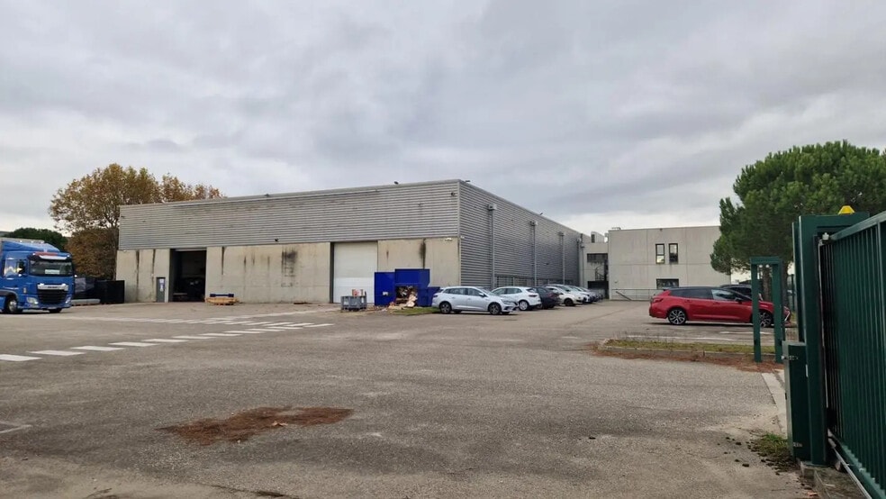 Flex in Saint-Priest for lease - Building Photo - Image 3 of 5