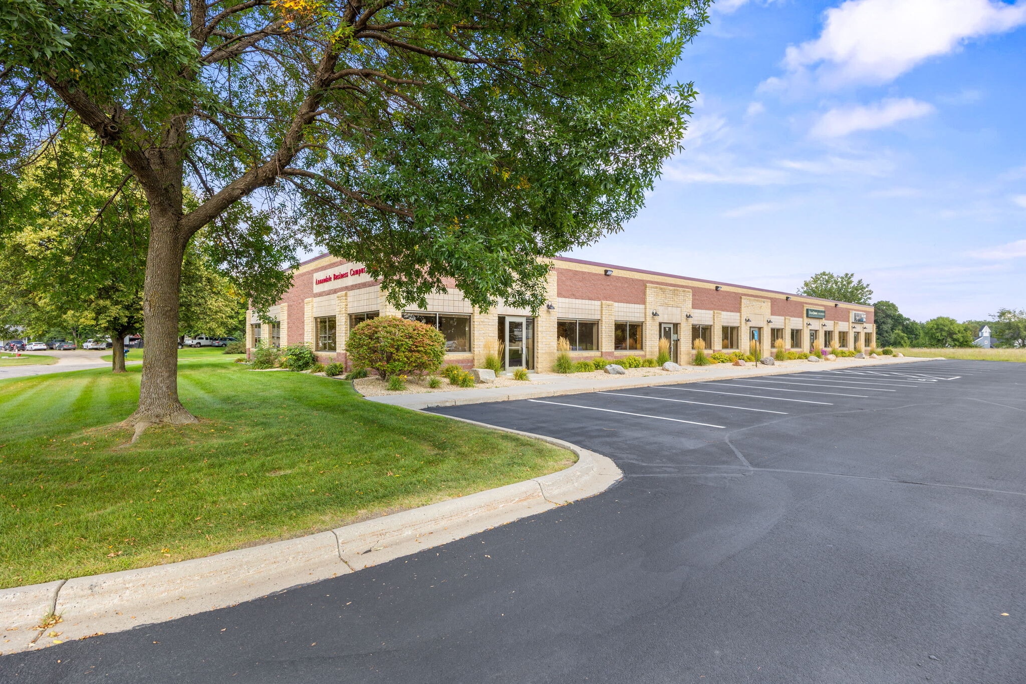 990 Elm St E, Annandale, MN for lease Building Photo- Image 1 of 12