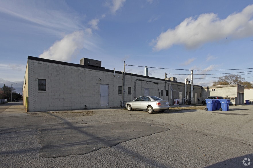 374 Lakeshore Rd E, Mississauga, ON for lease - Building Photo - Image 2 of 5