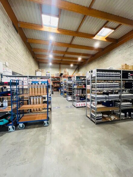 Flex in Élancourt for lease - Interior Photo - Image 1 of 6