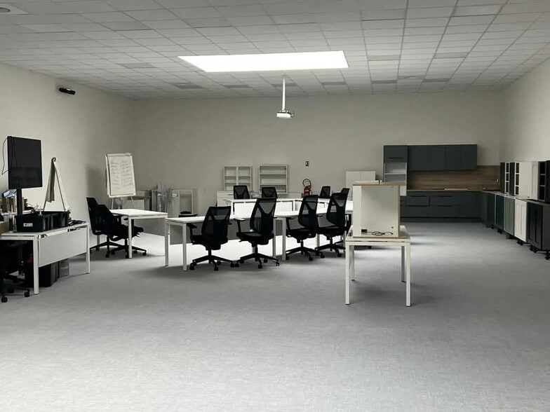 Flex in Tremblay-en-France for lease - Interior Photo - Image 2 of 16