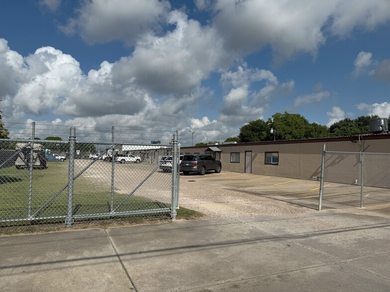 3302 Old Alvin Rd, Pearland, TX for lease - Building Photo - Image 3 of 13
