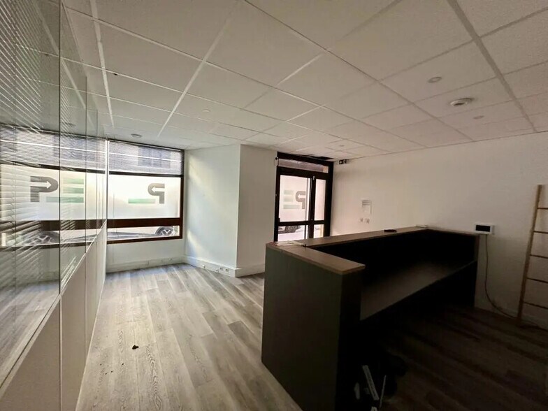 Retail in Levallois-Perret for lease - Interior Photo - Image 2 of 8
