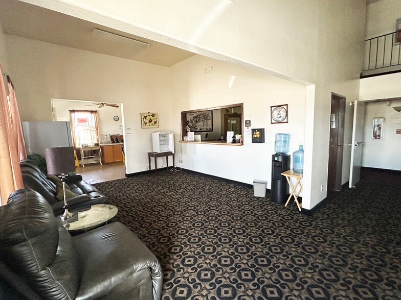 1025 E 4th St, Ainsworth, NE for sale - Building Photo - Image 3 of 17