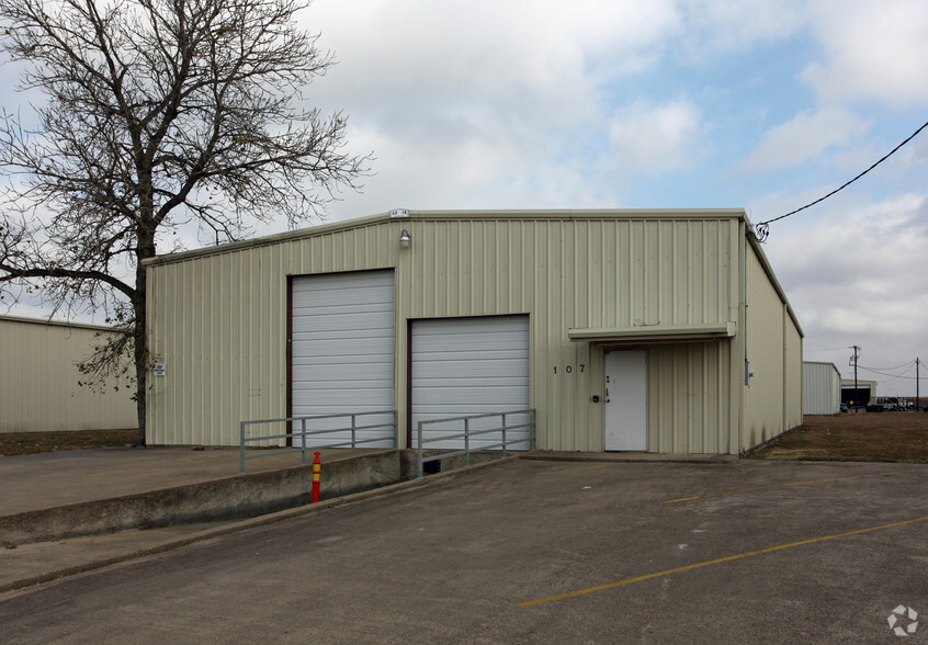 107 Industrial Dr, Forney, TX for lease - Building Photo - Image 2 of 2