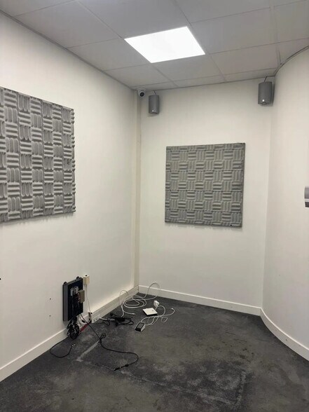 Retail in Paris for lease - Interior Photo - Image 3 of 6