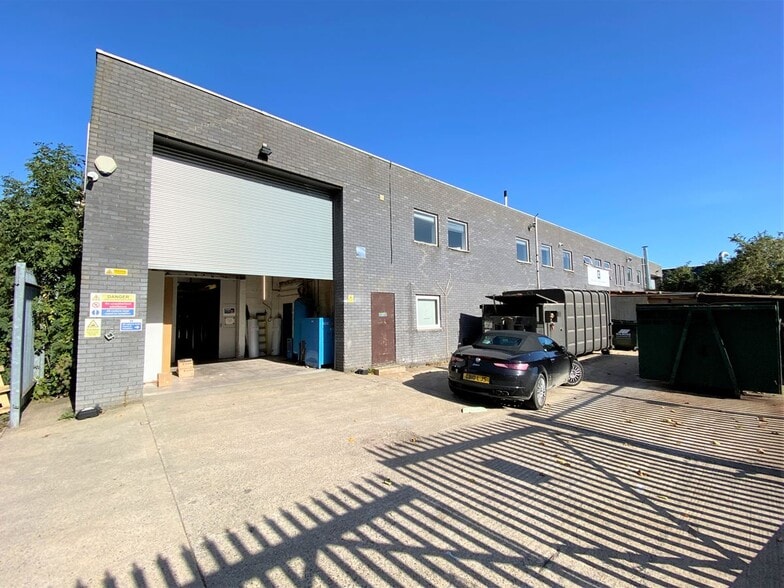 4-5 Roslin Rd, London for lease - Building Photo - Image 3 of 7