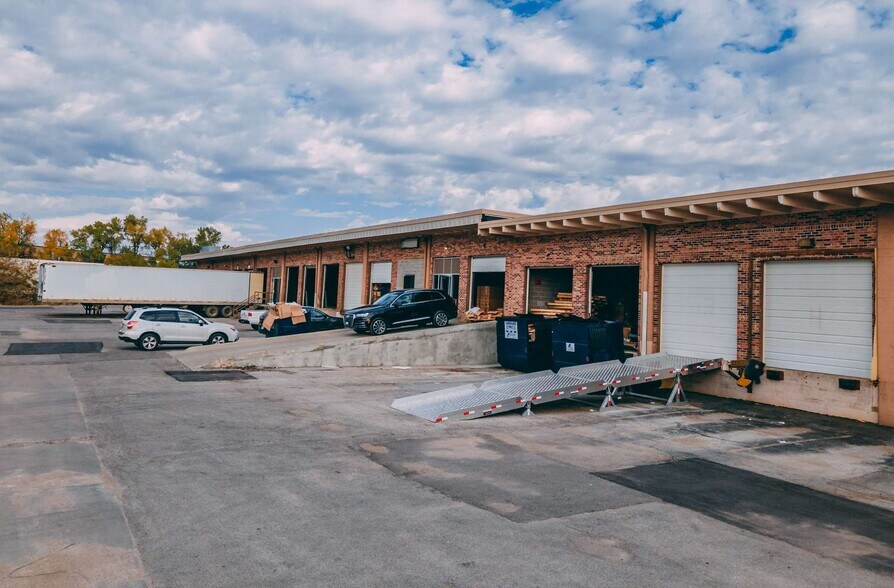 8918-8958 J St, Omaha, NE for lease - Building Photo - Image 2 of 9