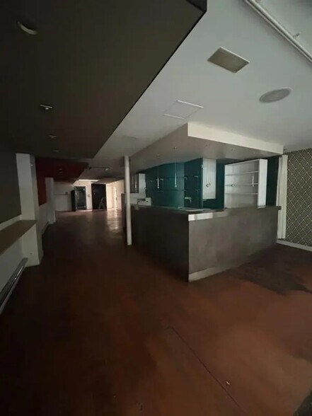 Retail in Paris for lease - Interior Photo - Image 2 of 3