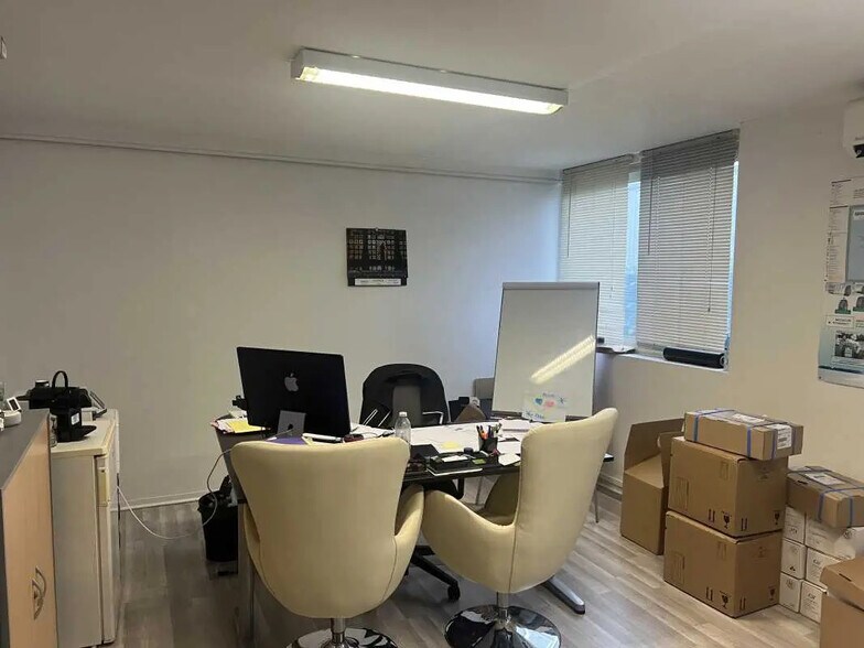 Flex in Saint-Jean-d'Illac for lease - Interior Photo - Image 2 of 4