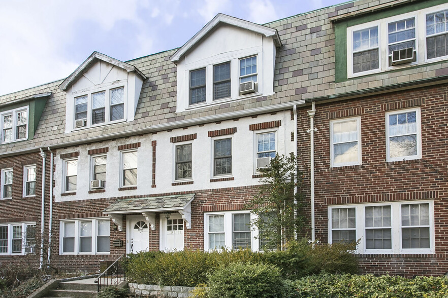 10111 Ascan Ave, Forest Hills, NY for sale - Primary Photo - Image 1 of 1