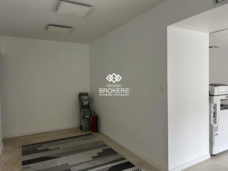 Retail in La Verpillière for sale - Interior Photo - Image 3 of 7