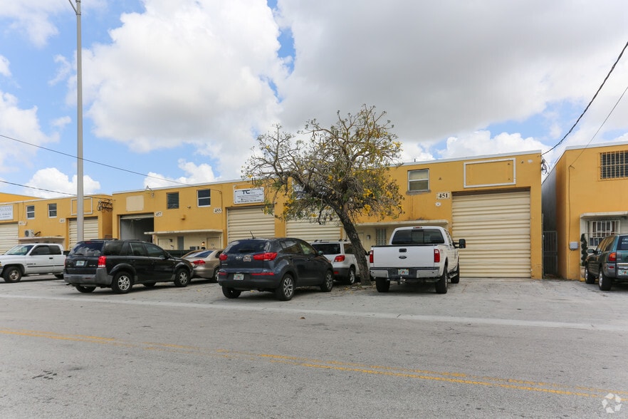 653 W 27th St, Hialeah, FL for lease - Primary Photo - Image 1 of 4