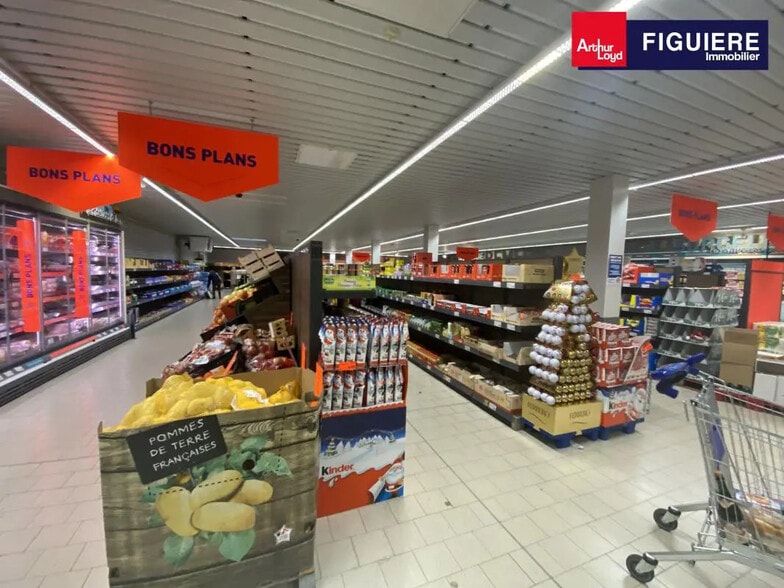 Retail in Saint-Martin-de-Crau for lease - Interior Photo - Image 1 of 11