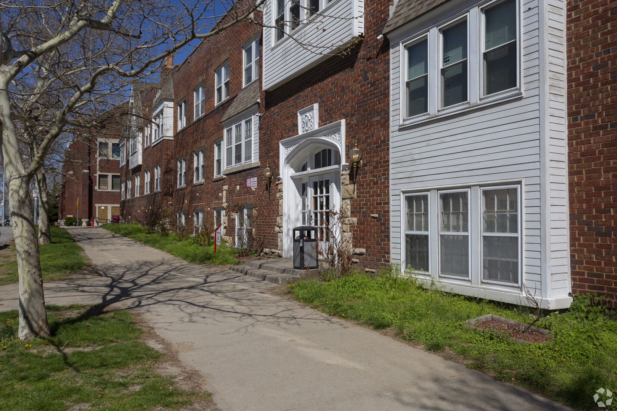 1310 Admiral Blvd, Kansas City, MO 64106 Admiral Apartments