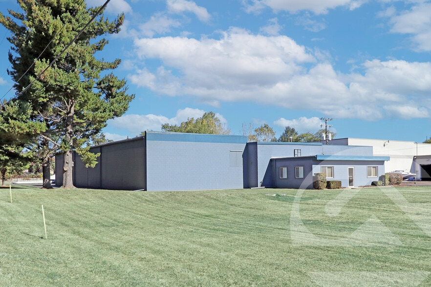 3331 Oakley Park Rd, Commerce Township, MI for sale - Building Photo - Image 1 of 1