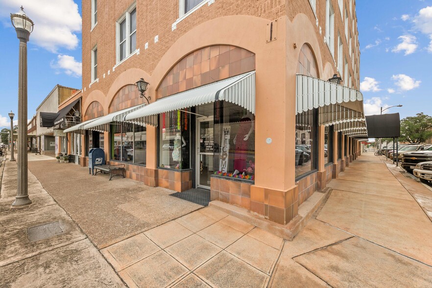 104 E North St, Uvalde, TX for sale - Building Photo - Image 2 of 6