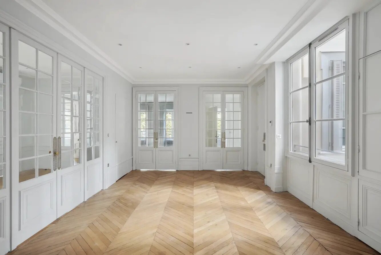 Office in Paris for lease Interior Photo- Image 1 of 6