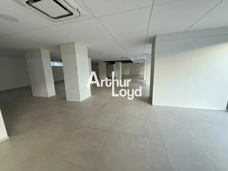 Retail in Saint-Laurent-du-Var for lease - Interior Photo - Image 2 of 4