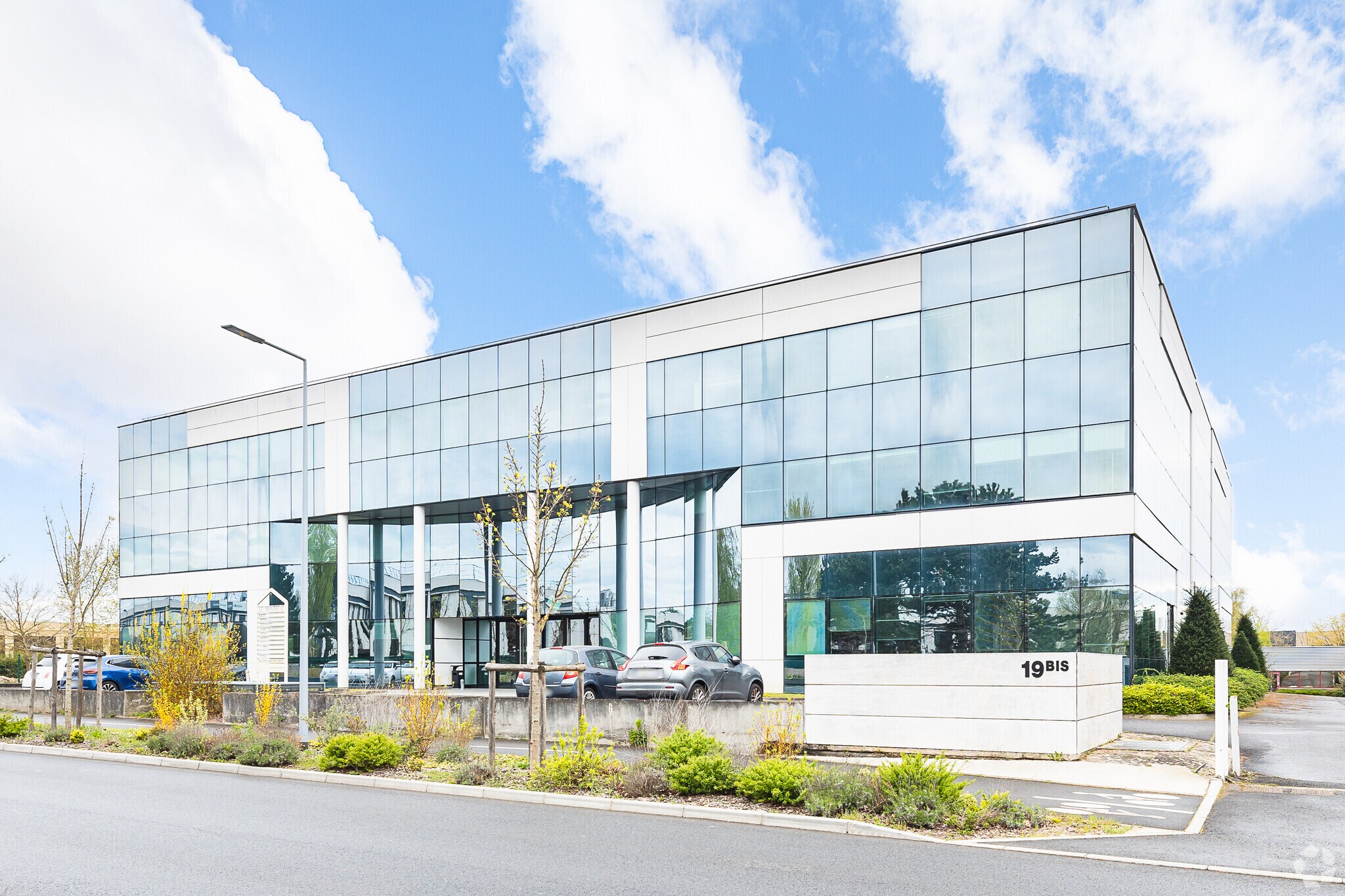 Office in Villebon-sur-Yvette for sale Primary Photo- Image 1 of 5