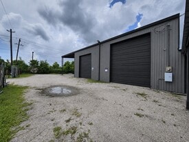 1812 W D St, La Porte TX - Loft