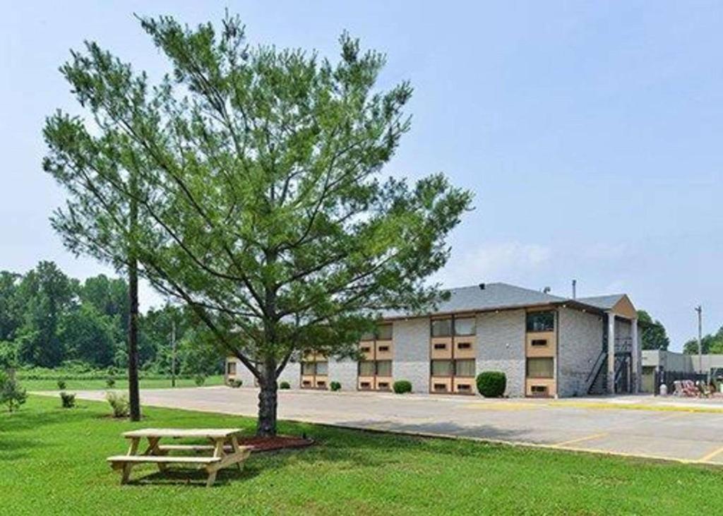 13201 Kessler Rd, Cairo, IL 62914 Quality Inn Cairo I57