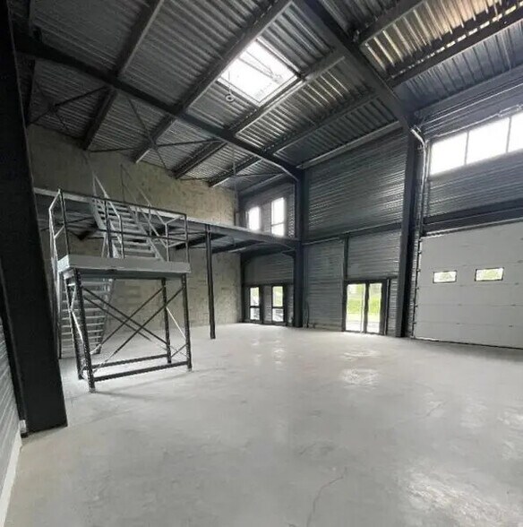 Flex in Bourgoin-Jallieu for lease - Building Photo - Image 1 of 6