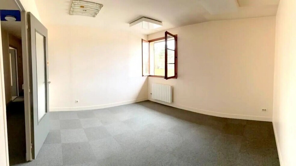 Office in Plaisir for lease - Interior Photo - Image 2 of 5