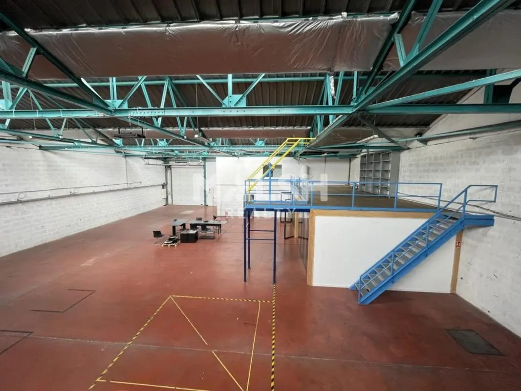 Office in Villeurbanne for lease Interior Photo- Image 1 of 15