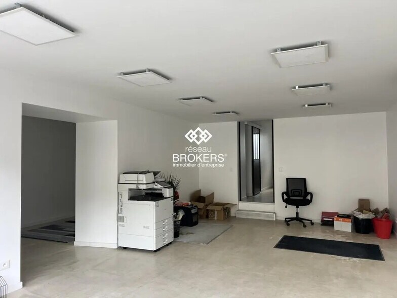 Retail in La Verpillière for sale - Interior Photo - Image 1 of 7