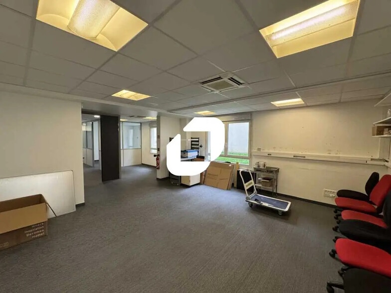 Office in Montrouge for lease - Building Photo - Image 3 of 22