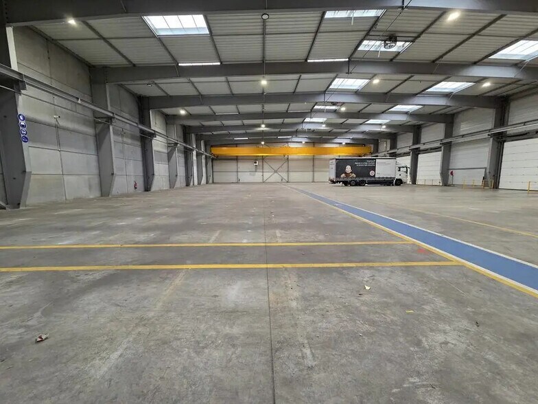 Flex in Compans for lease - Interior Photo - Image 3 of 9